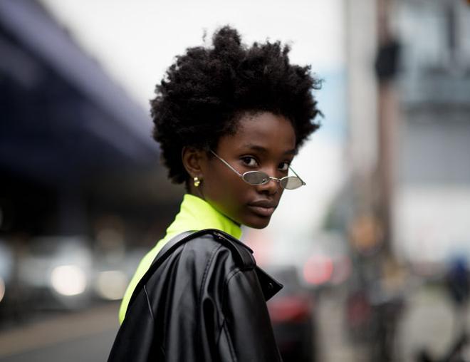 Biker con jersey flúor en la NYFW