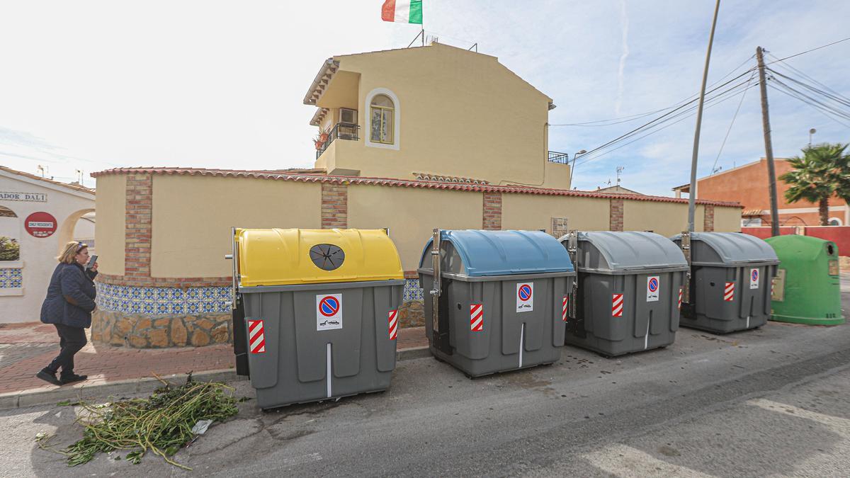 Nueva isla de contenedores en la avenida de Orihuela de Los Balcones. Entre los nuevos recipientes no está el principal para residuos orgánicos