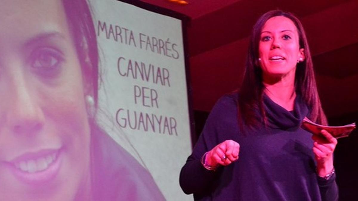 La candidata alternativa al oficialista Ayuso en Sabadell, Marta Farrés, durante un acto de Primarias la semana pasada.