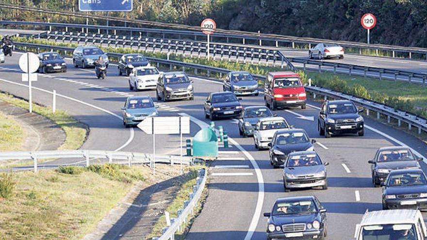 El enlace de la autovía Rías Baixas con la AP-9 en Porriño registró ayer tarde tráfico muy intenso. // J. de Arcos