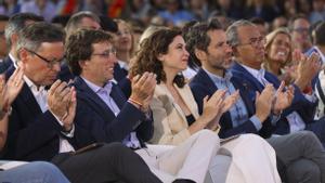 Isabel Díaz Ayuso y José Luis Martínez Almeida en su primer acto de campaña en la plaza Felipe II de Madrid junto a Borja Semper.