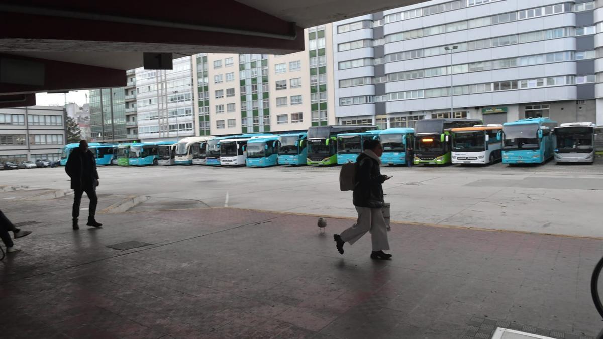 Dársenas vacías y autobuses parados en otra jornada de huelga de los buses interurbanos en A Coruña