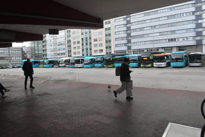 Dársenas vacías y autobuses parados en otra jornada de huelga de los buses interurbanos en A Coruña