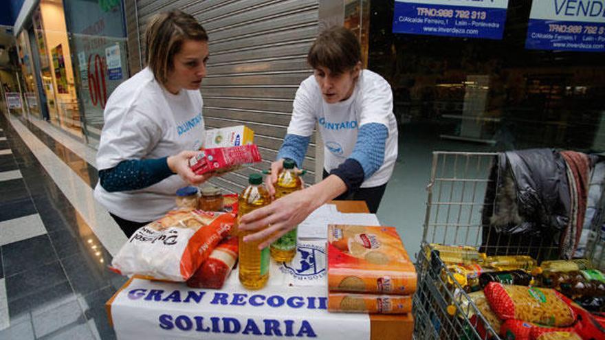 Voluntarios en la recogida solidaria de alimentos.