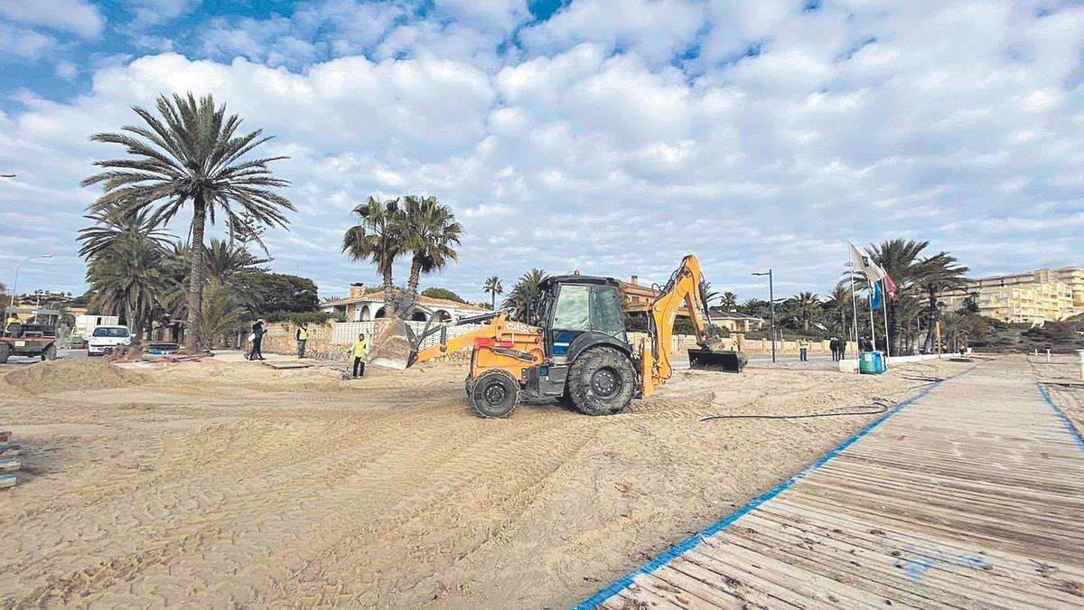 Operarios, ayer, rellenan de arena el vial que partió en dos el agua que con fuerza bajó por la rambla Nacimiento en septiembre de 2019.