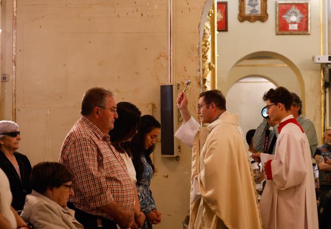 Primera misa en la parroquia de Picanya tras el paso de la dana