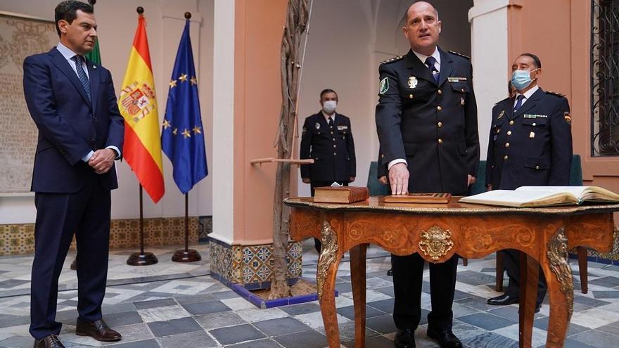 Antonio Manuel Burgos toma posesión del cargo de comisario de la Unidad de Policía Nacional Adscrita a Andalucía, en presencia del presidente de la Junta de Andalucìa, Juanma Moreno.