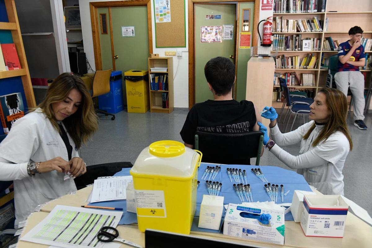 Vacunación contra el VPH este miércoles en el IES Juan Carlos I de Murcia.
