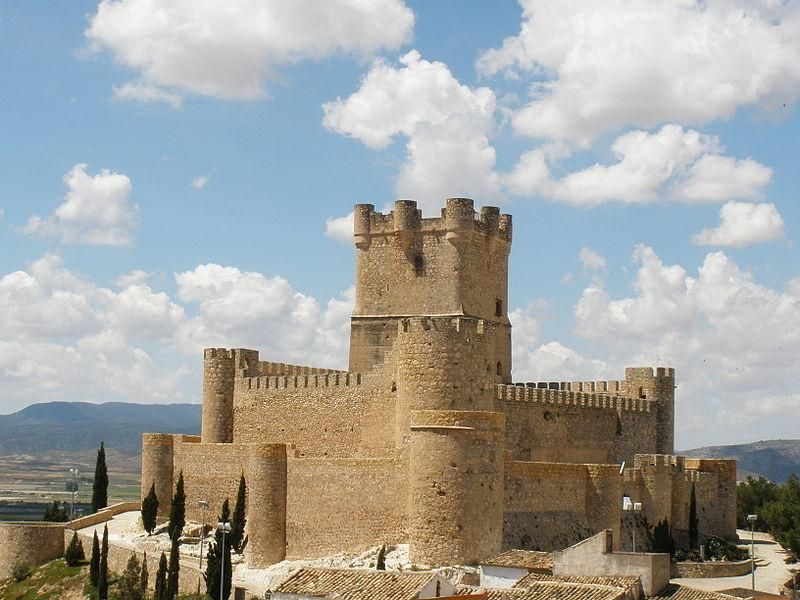 El símbolo más característico es el Castillo de la Atalaya.