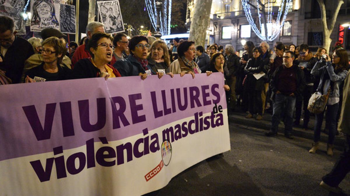 Manifestación contra la violencia de género conovcada por la 'Xarxa de dones feministes contra la violencia'