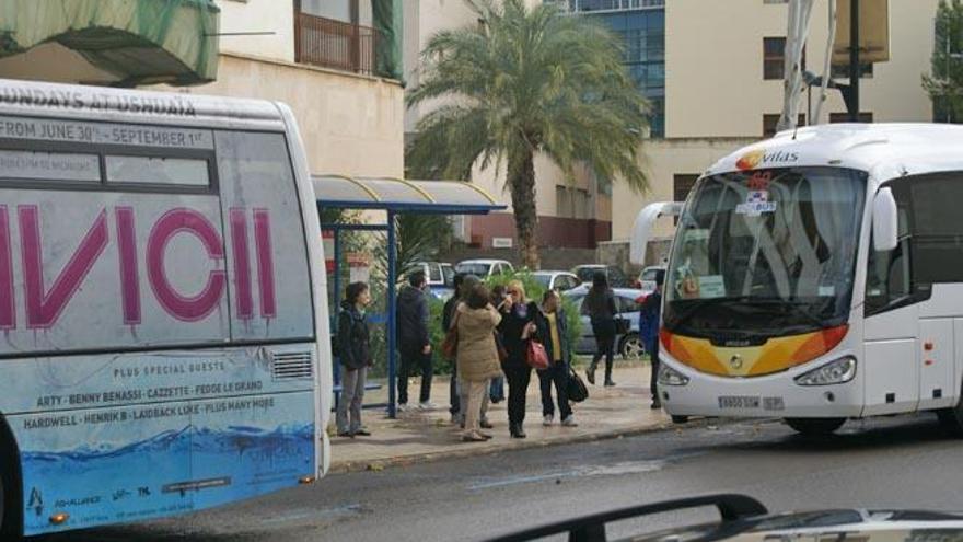 Un autobús de HF Vilás se detiene en la parada situada frente a la antigua delegación del Gobierno.