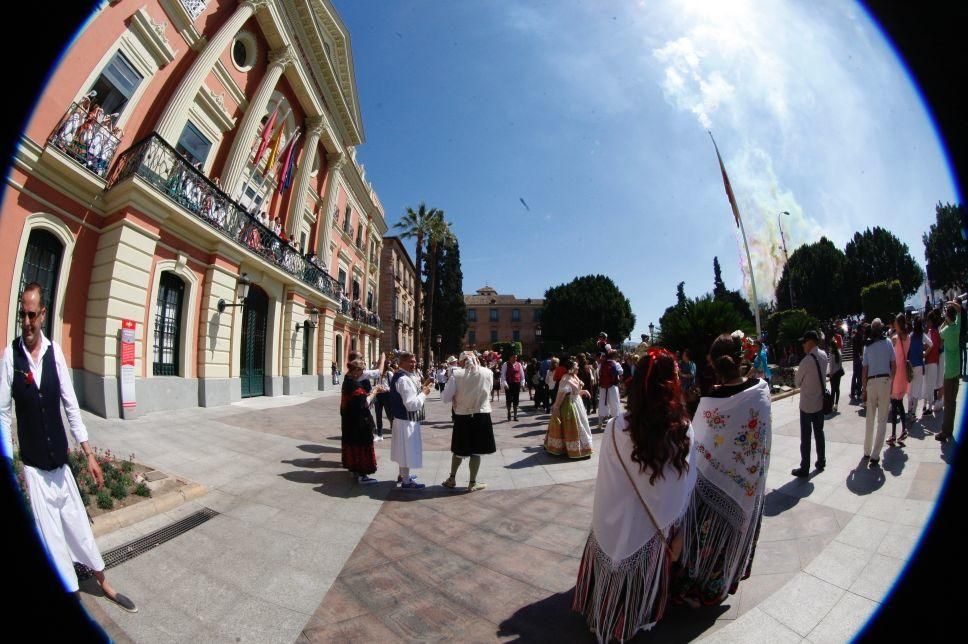 Las carrozas y la 'tronaera', claves para el ambiente del Bando 2016