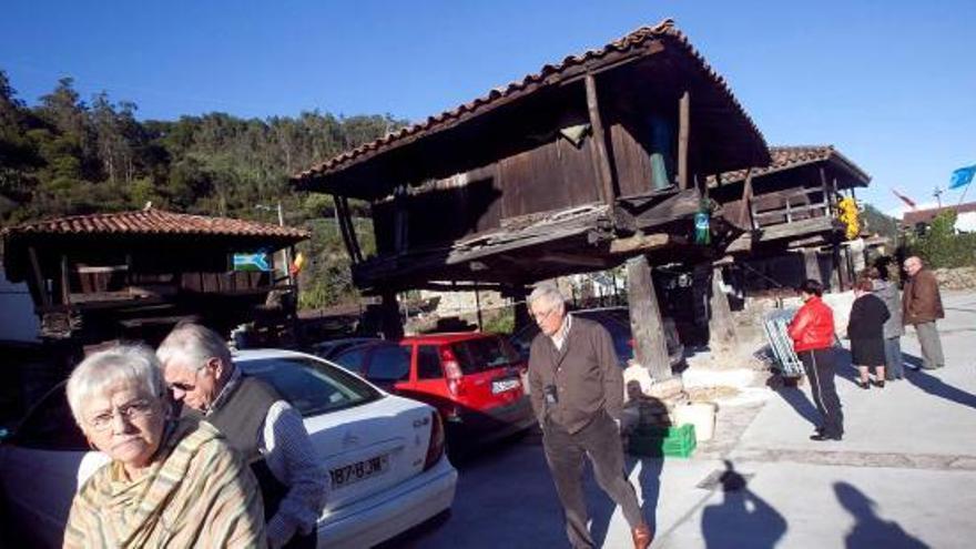 un ritual «ejemplar». En primer término, Telvi García y Francisco Pérez, de Luarca, inician su paseo por Bueño, igual que suelen hacer con el resto de los pueblos premiados por la Fundación Príncipe de Asturias. | miki lópez