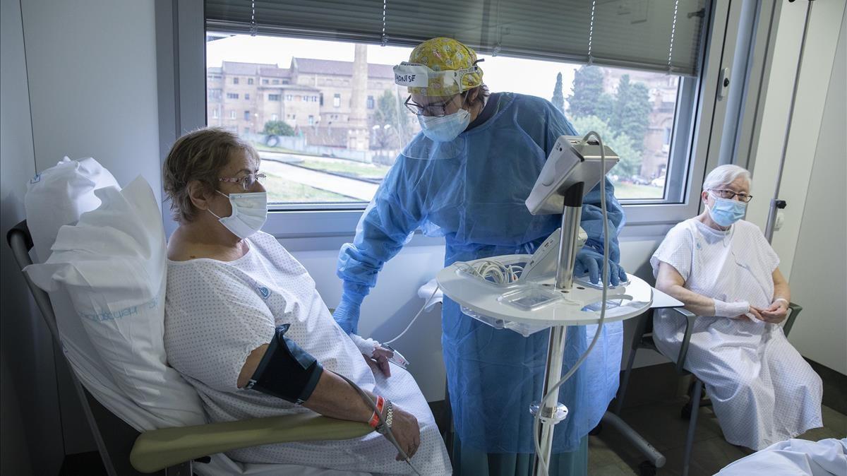 Montse, enfermera del Hospital de Sant Pau, en la planta hospitalaria con enfermos de covid-19. 