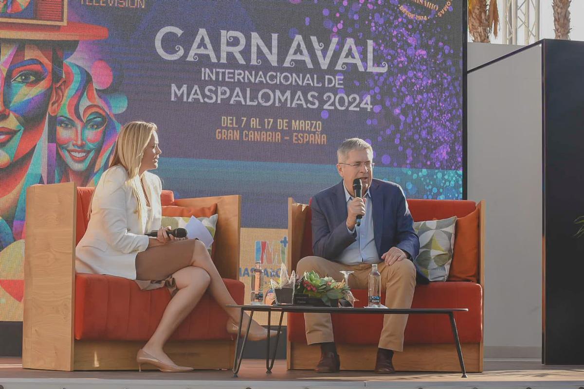 El alcalde de San Bartolomé de Tirajana, Marco Aurelio Pérez, y la concejala de Turismo,  Festejos y Eventos, Yilenia Vega, este martes durante la presentación el Carnaval de Maspalomas.