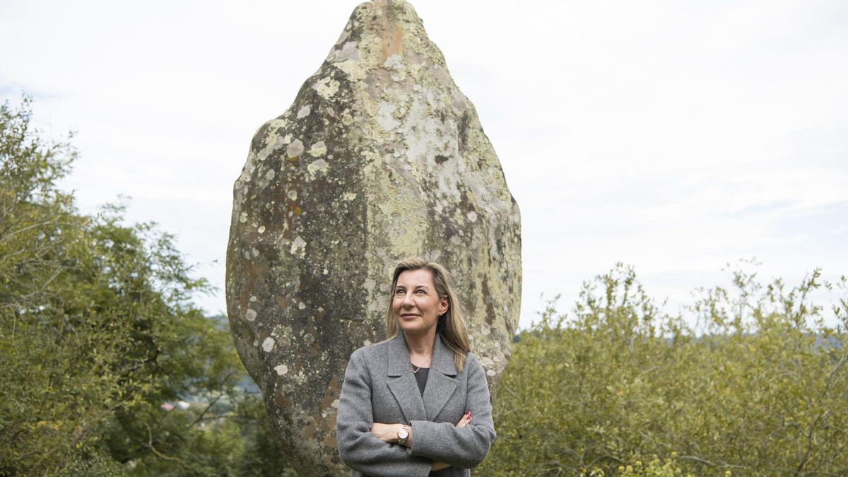 La escritora Eva García Sáenz de Urturi, en Cantabria, frente al museo de las cuevas prehistóricas de Monte Castillo (Puente Viesgo), presentando su regreso a la saga de los longevos.