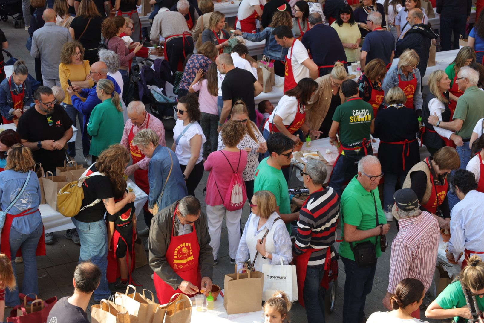FOTOGALERÍA I Las imágenes de la Nit de la Xulla y del encuentro de elaboración de allioli de las fiestas de Vila-real