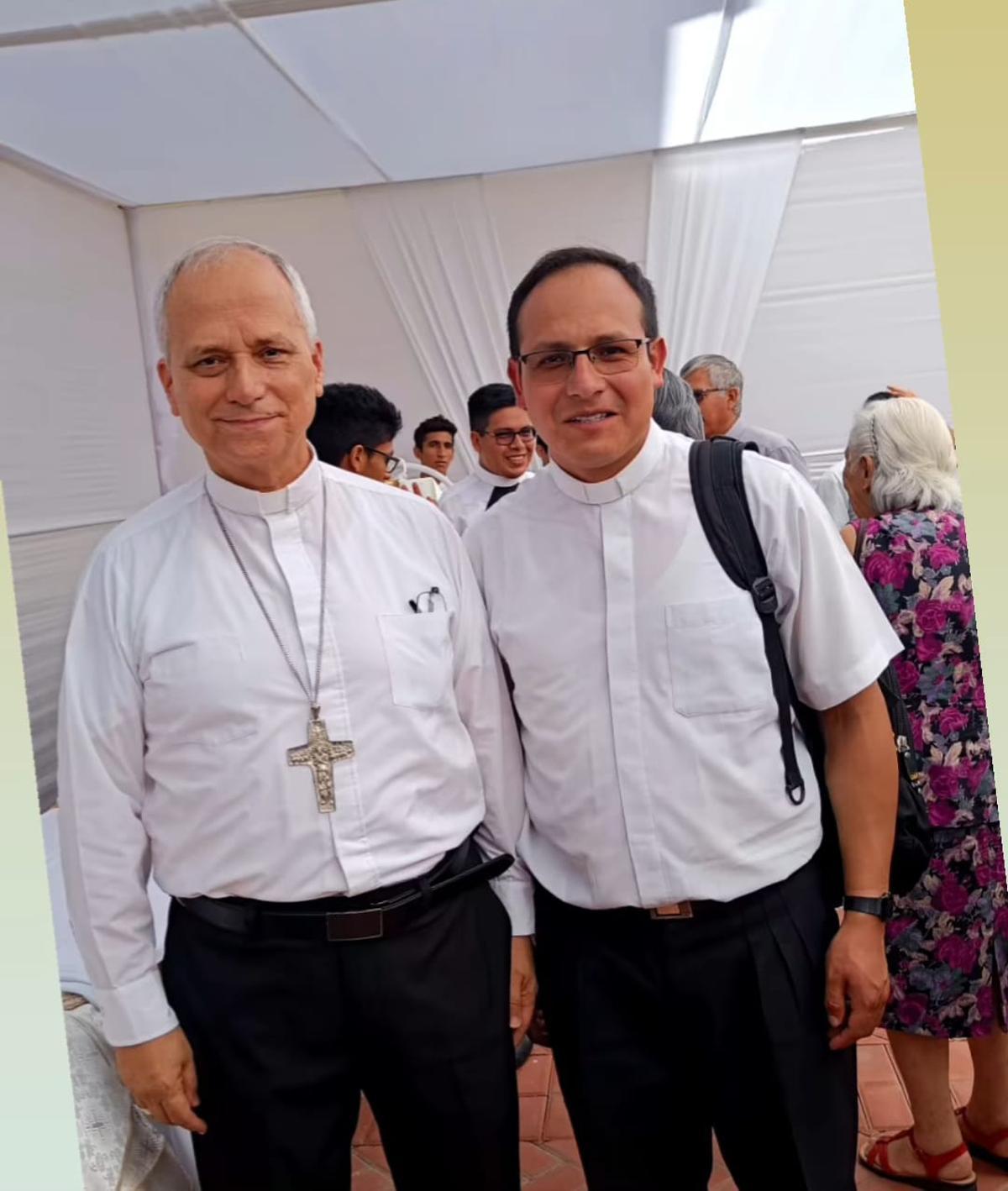 Robert Prevost con el sacerdote vinculado a la residencia zamorana a través de su directora.