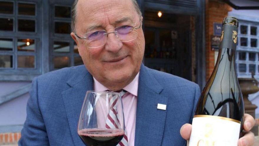 En Carlos Moro degusta en Oviedo una copa de su vino CM 2019 denominación Rioja.