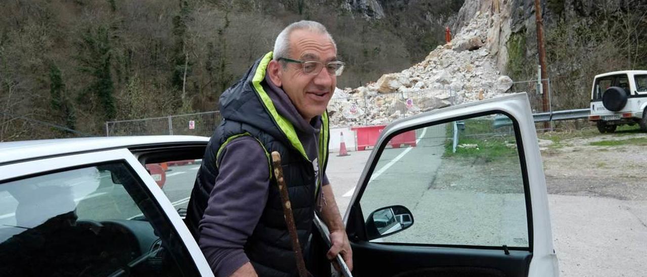 Alberto Alonso abandona el coche que lo acercó al argayo para iniciar el camino de veinte minutos que salva el desprendimiento hasta la carretera, donde tiene su vehículo.