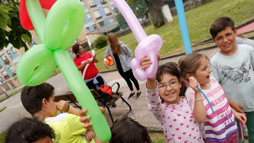 Varios niños disfrutan de un taller de globoflexia en una de las jornadas de los parques divertidos.