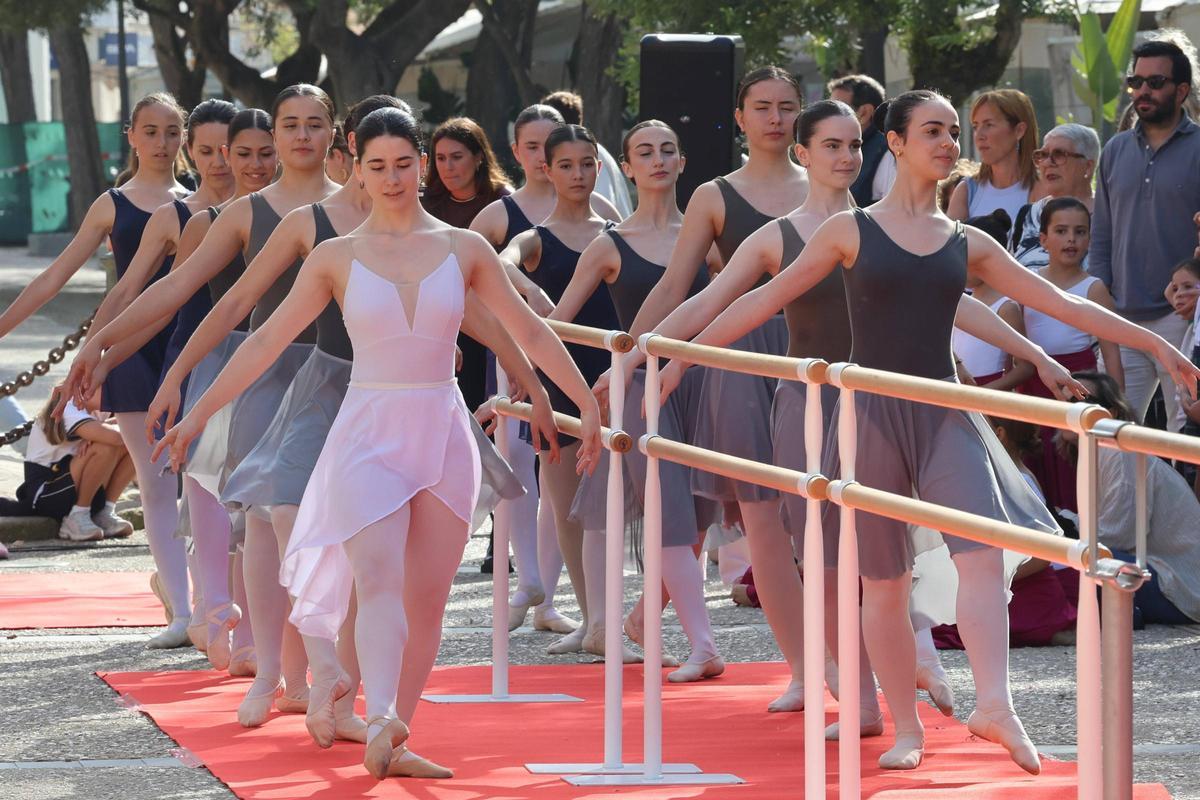 Todas las imágenes de la clase celebrada por el Convservatori de Ibiza en el Dia de la danza en Vara de Rey