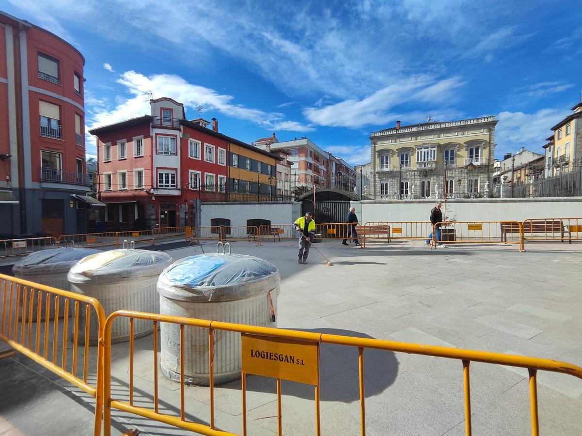 Plaza de Regino López, casi terminada.