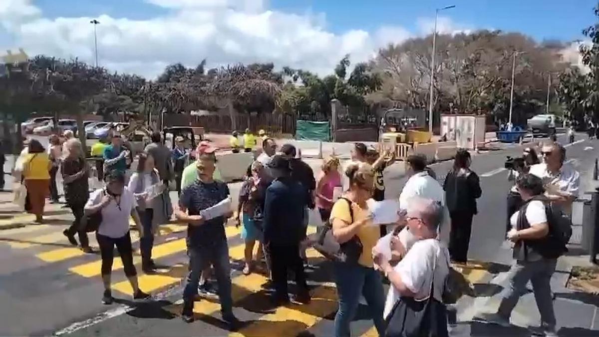 Imagen de los vecinos protestando en La Isleta este jueves.