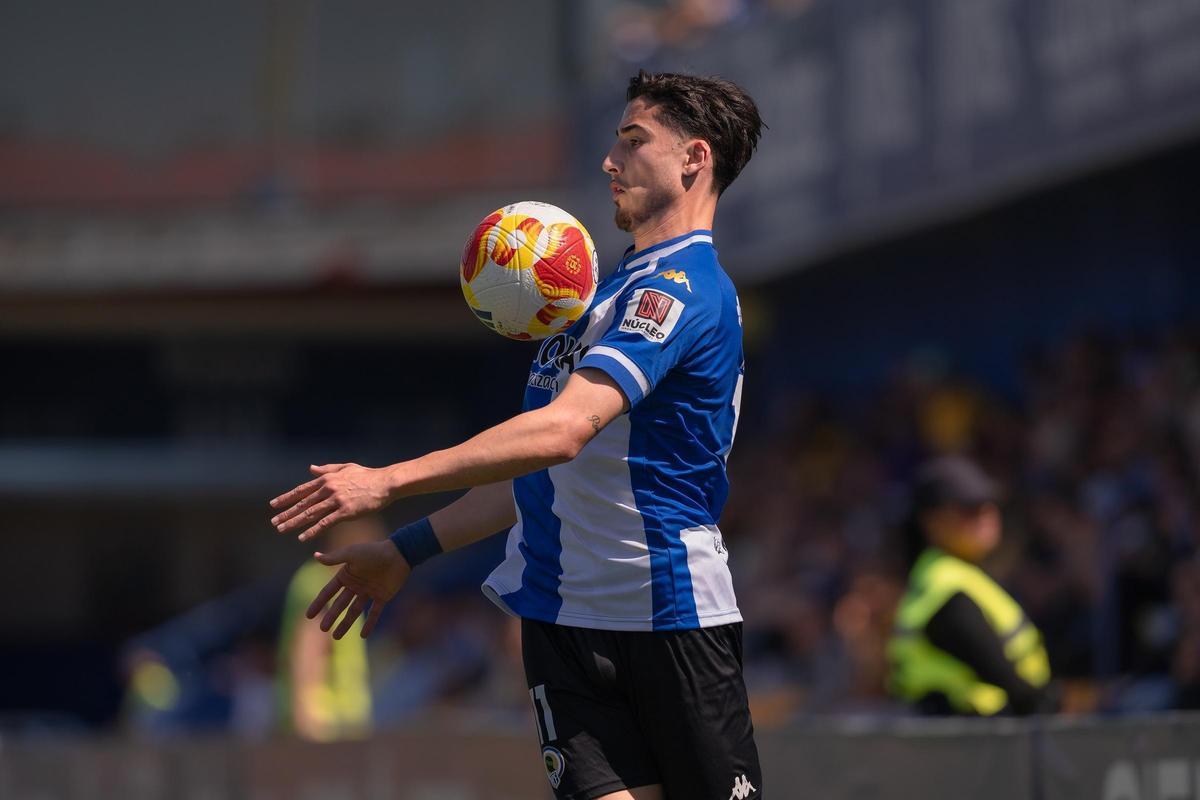Unai Ropero controla el balón con el pecho durante un partido con el Hércules.