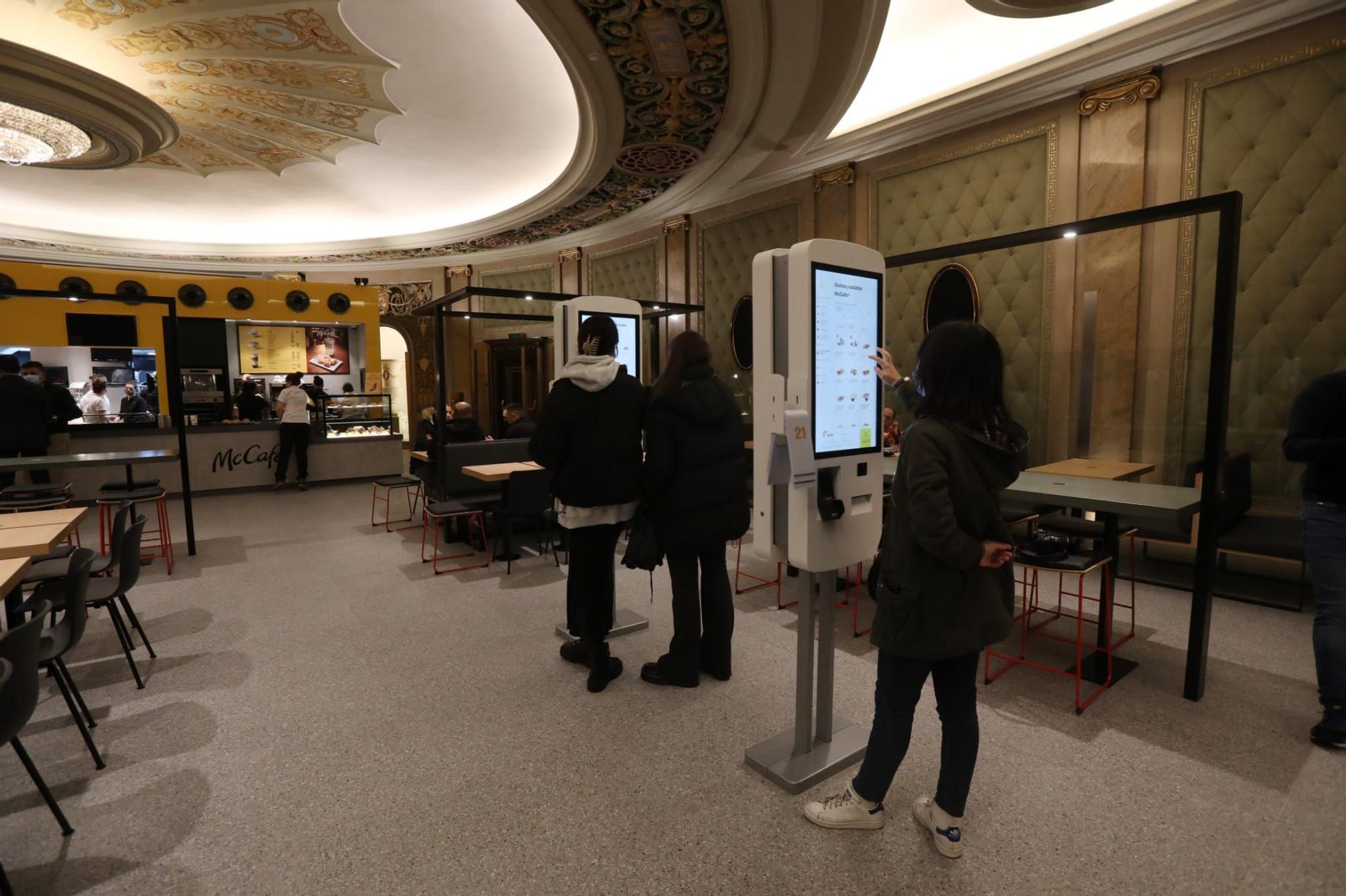 FOTOGALERÍA | Inaugurado el McDonalds de los antiguos Cines Elíseos de Zaragoza