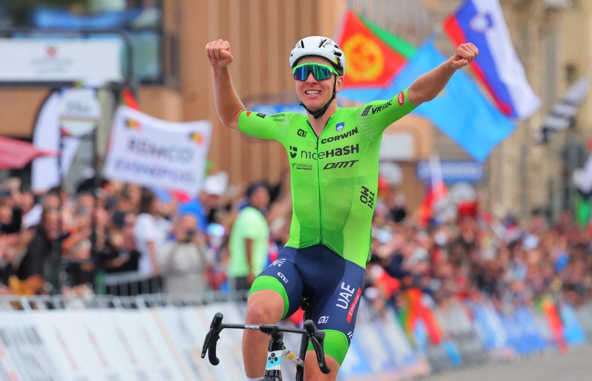 Salvajada de Tadej Pogacar en el Mundial. El vencedor del Tour y del Giro se proclama campeón del mundo después de realizar una locura al atacar a 100 kilómetros de la meta de Zúrich sin respuesta de Remco Evenepoel ni de ningún otro favorito.