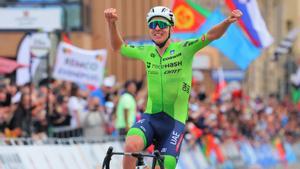 Salvajada de Tadej Pogacar en el Mundial. El vencedor del Tour y del Giro se proclama campeón del mundo después de realizar una locura al atacar a 100 kilómetros de la meta de Zúrich sin respuesta de Remco Evenepoel ni de ningún otro favorito.