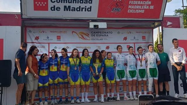 La selección asturiana femenina de gymkhana, en el podio.