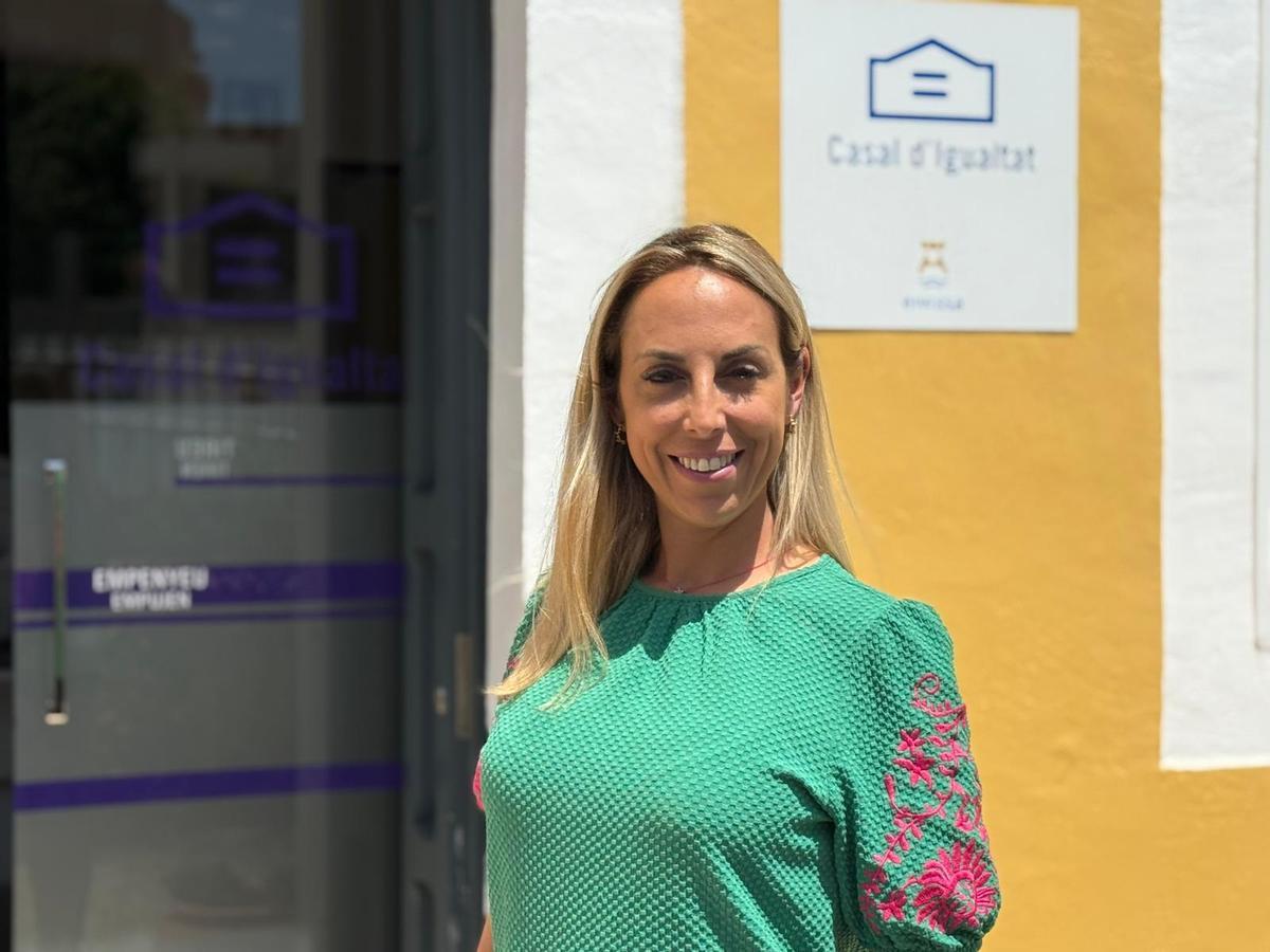 La concejala Sara Barcado, ante el Casal d'Igualtat de Eivissa