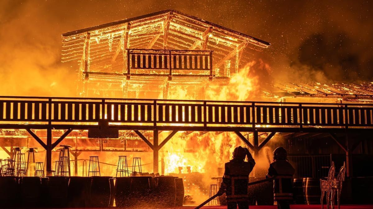 Espectacular foc al mercat de Nadal de Barcarès.
