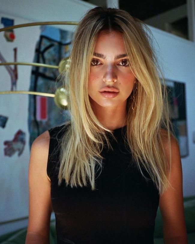 Emily Ratajkowski se tiñe el pelo de rubio en su cambio de look más radical