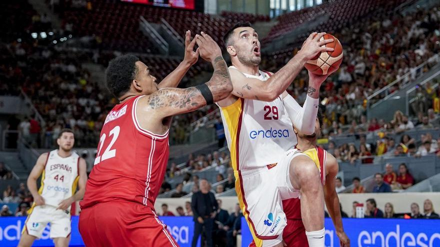 Pierre Oriola encara cistella defensat per Jermaine Ballisager Webb