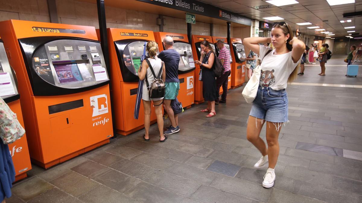 La primera jornada para obtener los abonos gratuitos de Rodalies apenas ha tenido impacto en las estaciones catalanas.