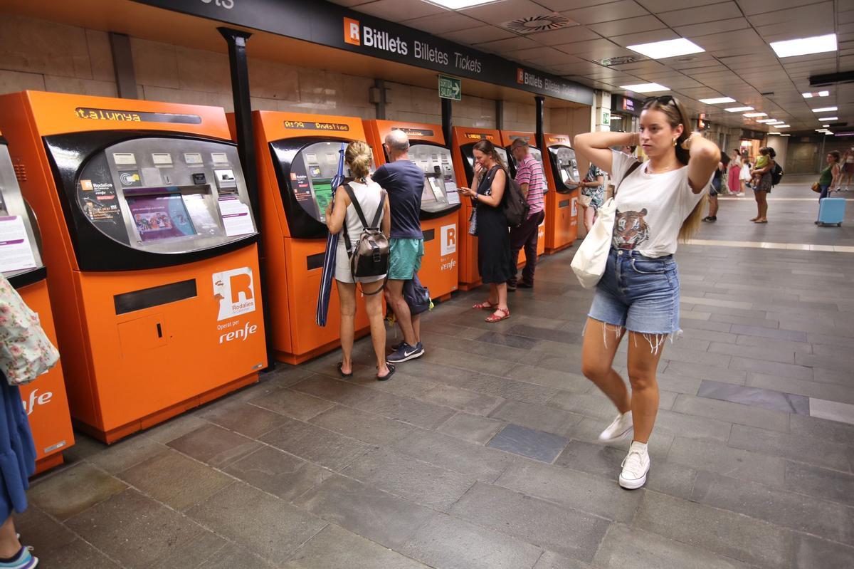 La primera jornada para obtener los abonos gratuitos de Rodalies apenas ha tenido impacto en las estaciones catalanas.