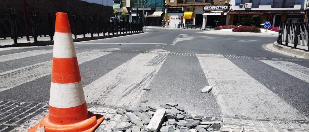 Daños en un paso de peatones sobreelevado situado en la avenida de Boucau de Montilla.