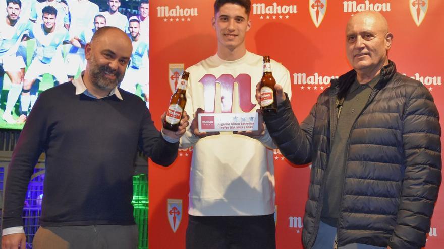 Darío Martínez (centro) recibiendo el Premio Jugador Cinco Estrellas en el Pub Momo, junto a Txus Vázquez y Juan Carlos Gesto. SD Compostela