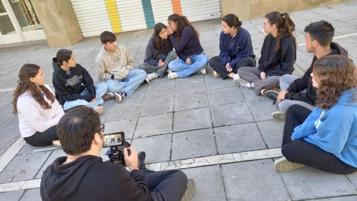 Joves participant en un projecte contra el racisme