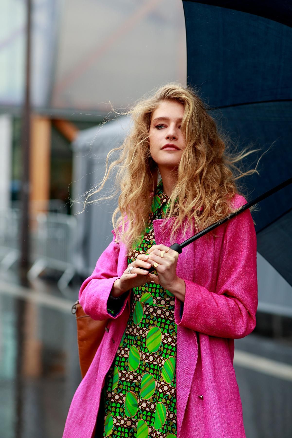 Chica de pelo rizado en el street style de Paris S22