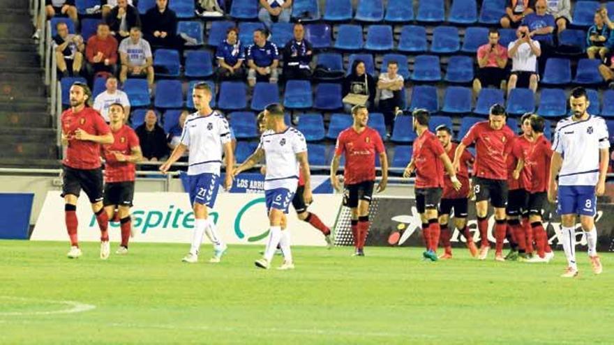 Los jugadores se dirigen al centro del campo tras el gol de Moutinho a los dos minutos del partido.