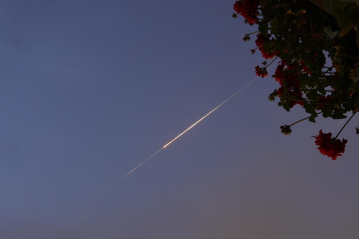 La estela de un proyectil sobre Jerusalén, este jueves.