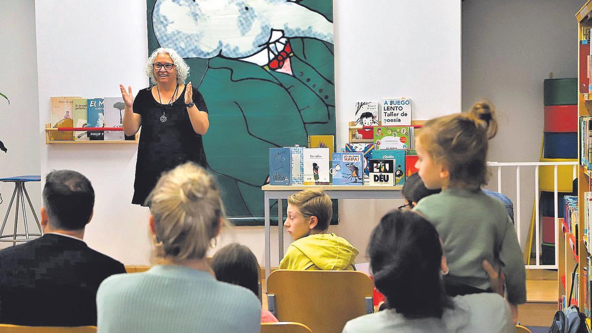 Mar Benegas, durante su taller para público infantil este sábado en la Biblioteca Central, dentro del programa Cosmopeque.