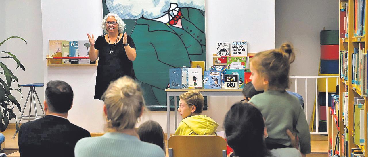 Mar Benegas, durante su taller para público infantil este sábado en la Biblioteca Central, dentro del programa Cosmopeque.