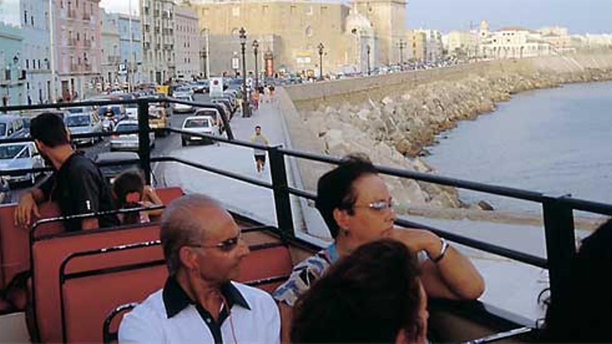 Cádiz está salpicada de torres vigías desde donde los ricos hacendados veían la partida de sus b