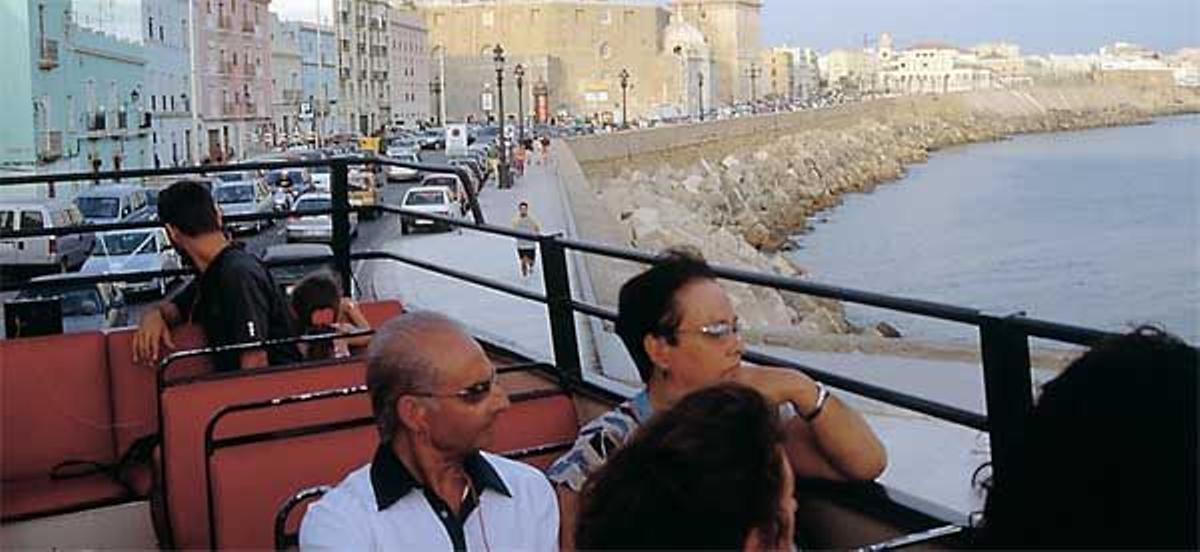 Cádiz está salpicada de torres vigías desde donde los ricos hacendados veían la partida de sus b