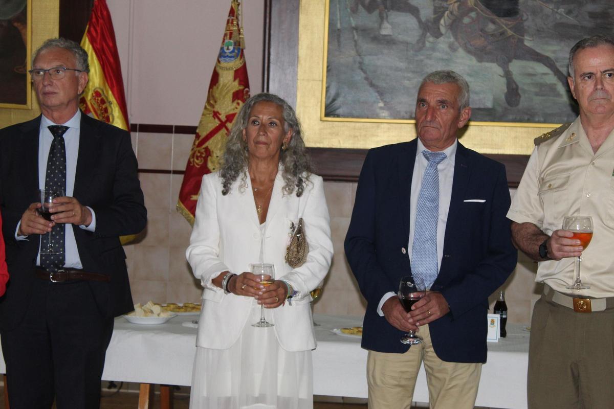 Fotogalería | Margarita Robles entrega la Cruz al Mérito Militar a la madre de la sargento Débora Grau en Badajoz Fotogalería | Margarita Robles entrega la Cruz al Mérito Militar a la madre de la sargento Débora Grau en Badajoz